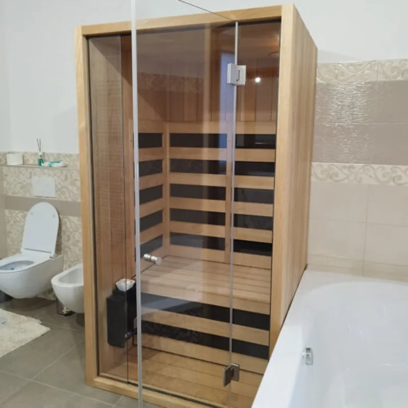 Savne Štrus Air Termo Premium Innensauna mit wärmbehandeltem Holz und schwarzen Infrarot-Liegen im modernen Badezimmer