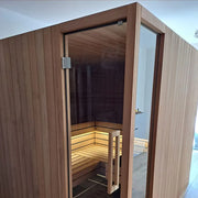 Savne Štrus Air Termo Premium Innensauna mit wärmbehandeltem Holz, offene Tür zeigt Holzbänke im Innenraum