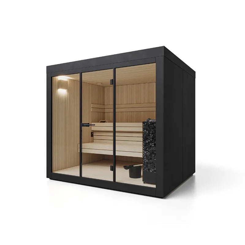 Gartensauna ALTA von Savne Štrus mit schwarzem Rahmen, Holzinnenraum, Glastüren und Holzbänken