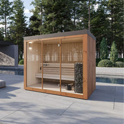 Gartensauna PINUS von Savne Štrus mit Holzverkleidung, Glastüren und Holzbänken im Poolbereich