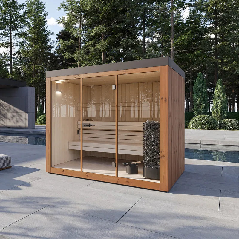 Gartensauna PINUS von Savne Štrus mit Holzverkleidung, Glastüren und Holzbänken im Poolbereich