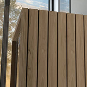 Savne Štrus Infrarot- & Salzsauna mit Holzverkleidung vor großen Glasfenstern und Gartenblick