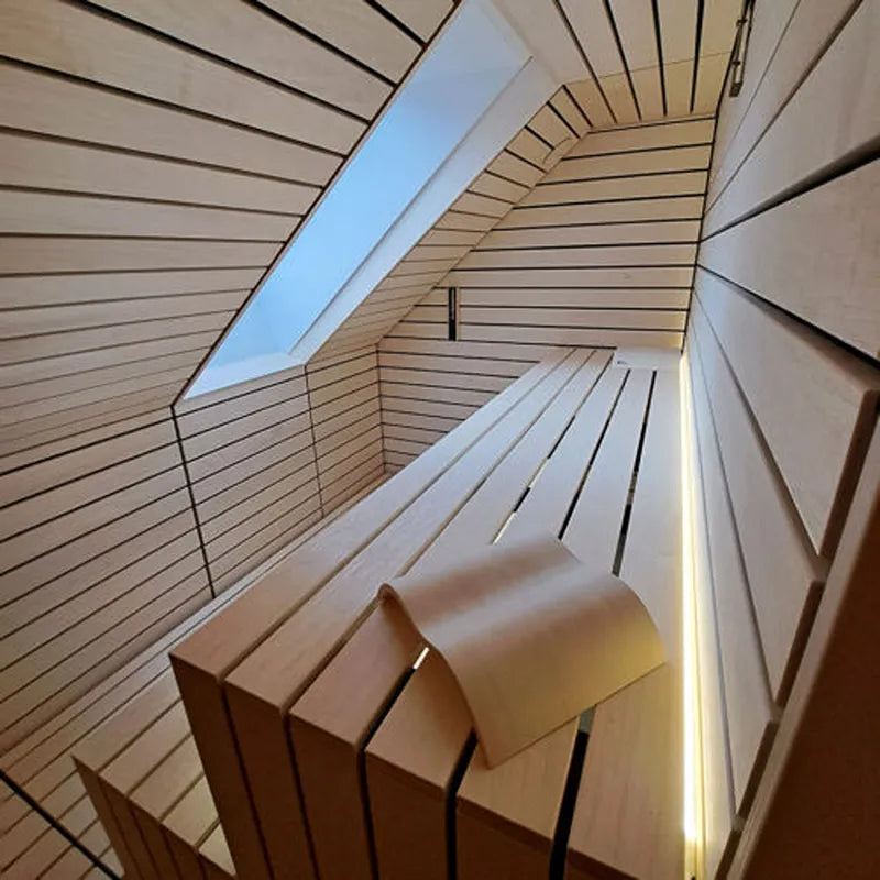 Savne Štrus Pure Innensauna - Minimalistisches Design 21×90mm Innenraum mit Holzbänken und Dachfenster