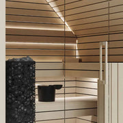 Savne Štrus Pure Innensauna - Minimalistisches Design 21×90mm mit horizontalen Holzlamellen, schwarzem Ofen und minimalistischer Ausstattung