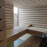 Savne Štrus Pure Innensauna - Minimalistisches Design 21×90mm mit hellen Holzbänken und großem Fenster