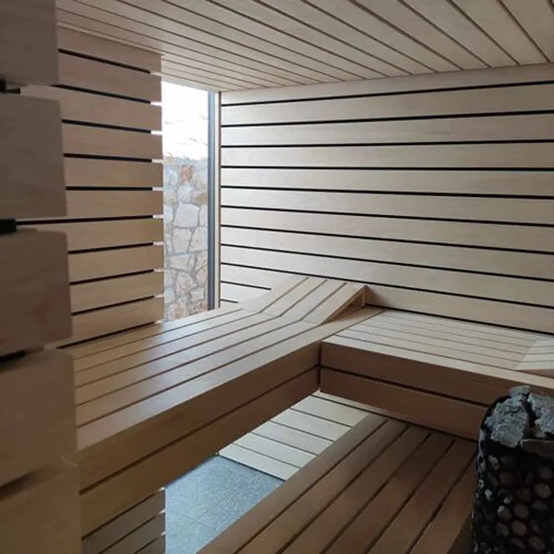 Savne Štrus Pure Innensauna - Minimalistisches Design 21×90mm mit hellen Holzbänken und großem Fenster