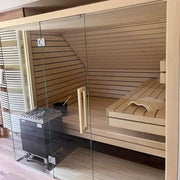 Savne Štrus Pure Innensauna - Minimalistisches Design 21×90mm mit Glastür, Holzbänken und integriertem Ofen in modernem Wohnraum