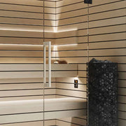 Savne Štrus Pure Innensauna - Minimalistisches Design 21×90mm mit horizontalen Holzlatten, LED-Beleuchtung und schwarzem Saunaofen