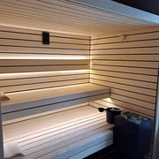 Pure Innensauna - Minimalistisches Design 21×90mm von Savne Štrus mit hellem Holzinterieur, LED-Beleuchtung und mehreren Sitzebenen