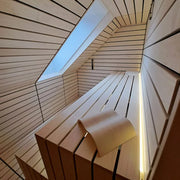 Savne Štrus Pure Innensauna - Minimalistisches Design 21×90mm, Innenraum mit Holzbänken von oben