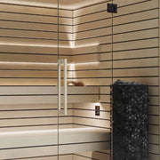 Savne Štrus Pure Innensauna - Minimalistisches Design 21×90mm mit horizontalen Holzlamellen, LED-Beleuchtung und schwarzem Ofen