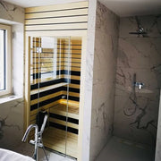 Savne Štrus Pure Innensauna - Minimalistisches Design 21×90mm mit Glastür und Holzbänken in modernem Badezimmer