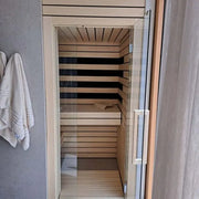 Savne Štrus Pure Innensauna - Minimalistisches Design 21×90mm mit Holzbank und schwarzen Streifen im Badezimmer