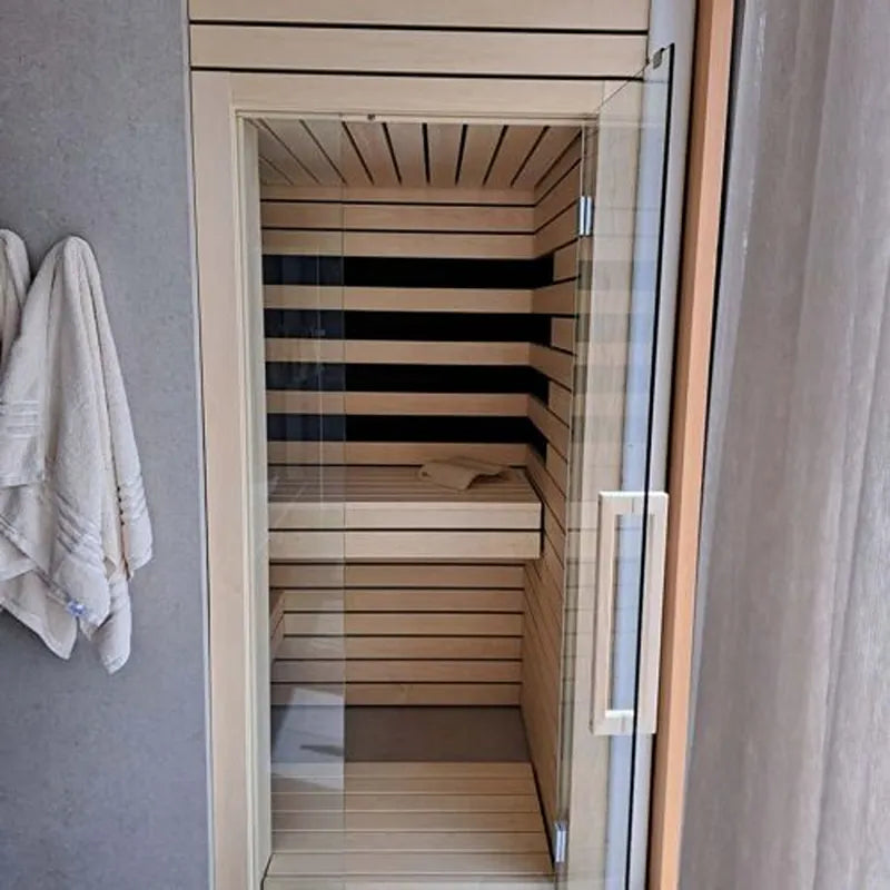 Savne Štrus Pure Innensauna - Minimalistisches Design 21×90mm mit Holzbank und schwarzen Streifen im Badezimmer