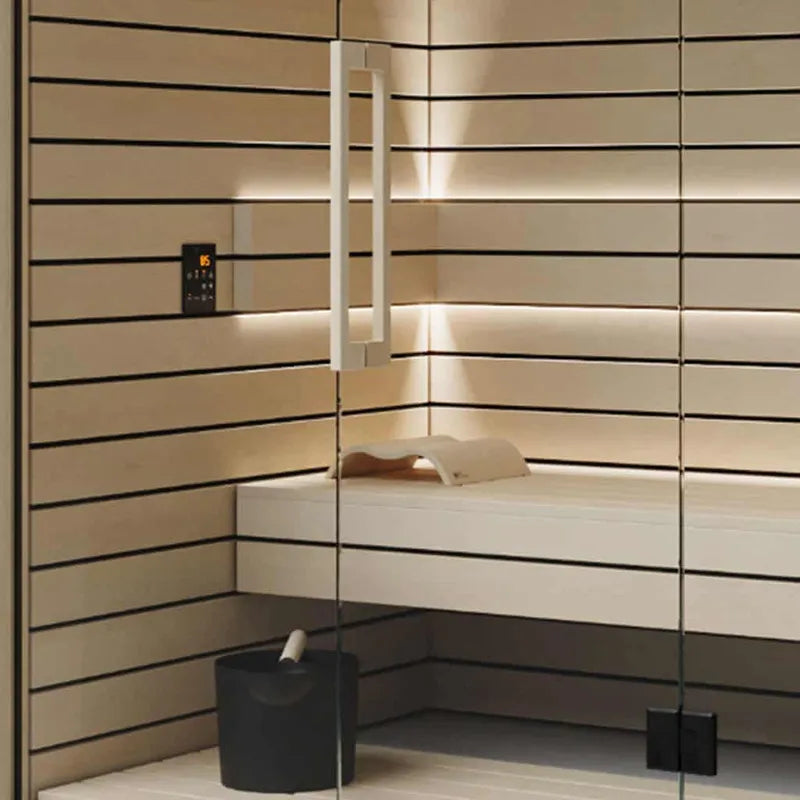 Savne Štrus Pure Innensauna - Minimalistisches Design 21×90mm mit hellen Holzwänden, schwarzen Streifen und minimalistische Ausstattung