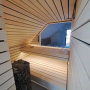 Savne Štrus Pure Innensauna - Minimalistisches Design 21×90mm mit Holzbänken und großem Fenster im Innenraum