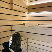 Savne Štrus Pure Innensauna - Minimalistisches Design 21×90mm mit hellen Holzbänken und schwarzen Profilelementen, Saunainnenraum