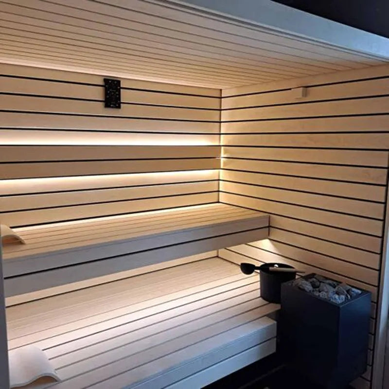 Savne Štrus Pure Innensauna - Minimalistisches Design 21×90mm mit hellen Holzbänken und indirekter Beleuchtung