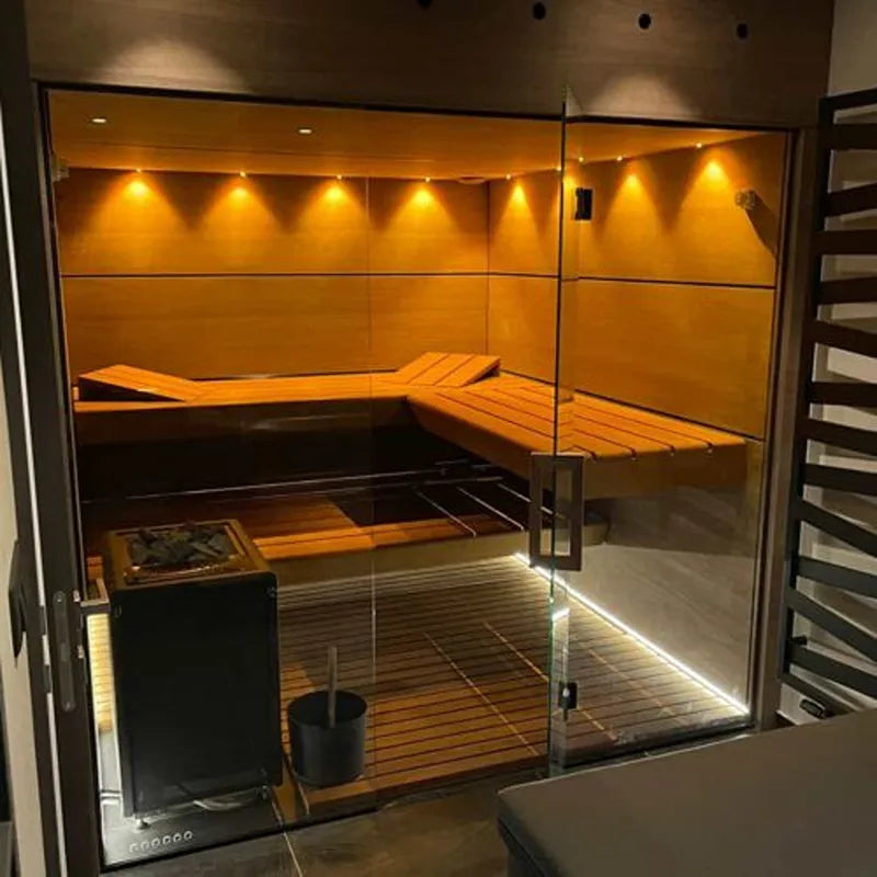 Savne Štrus Supreme Innensauna Luxuskollektion mit Glasfront, modernes Innensauna-Interieur mit Holzbänken und LED-Beleuchtung