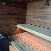 Savne Štrus Supreme Innensauna Luxuskollektion Innenraum mit zweistöckigen Holzbänken und dunklen Holzwänden