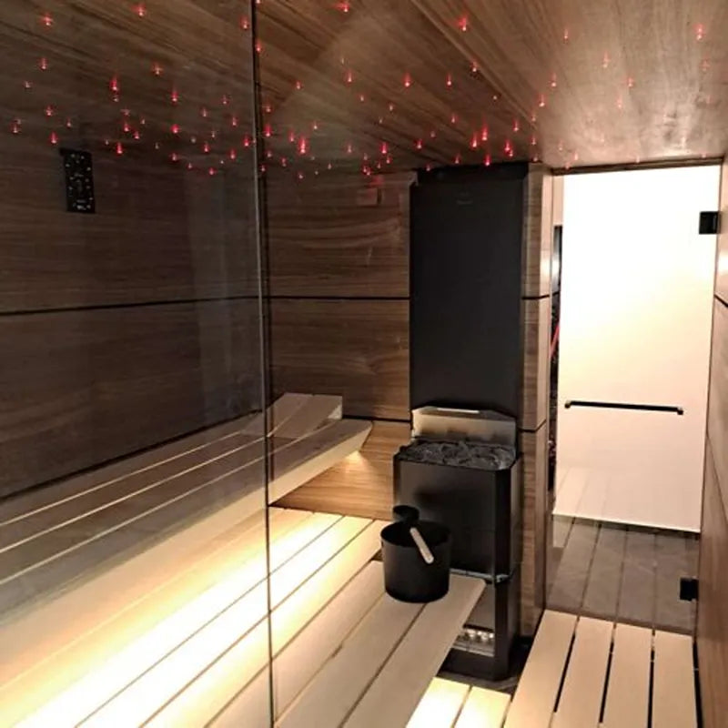 Savne Štrus Supreme Innensauna Luxuskollektion mit Glasfront, Innenraum mit Holzbänken, Glastür und roter Infrarot-Beleuchtung