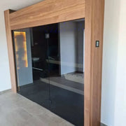 Savne Štrus Supreme Innensauna Luxuskollektion mit schwarzer Glasfront und Holzrahmen in modernem Innenraum
