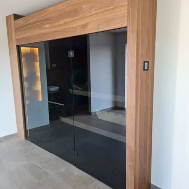 Savne Štrus Supreme Innensauna Luxuskollektion mit schwarzer Glasfront und Holzrahmen in modernem Innenraum