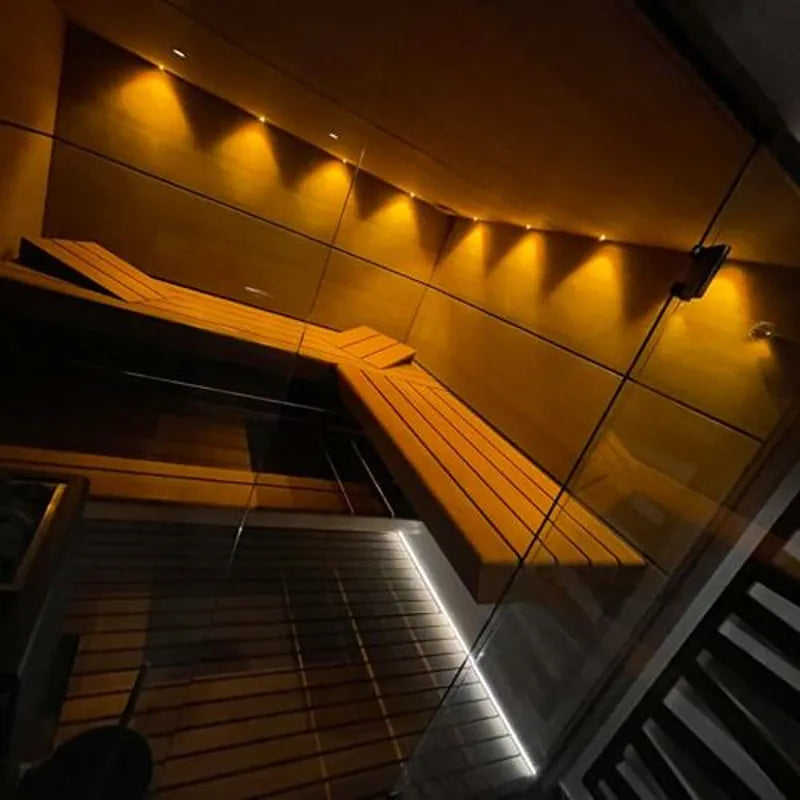 Savne Štrus Supreme Innensauna - Luxuskollektion mit Glasfront, Innenraum mit Holzbänken und LED-Beleuchtung