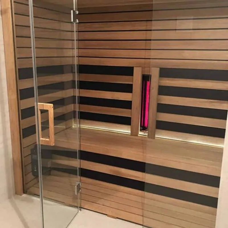 Termo Pure Innensauna von Savne Štrus mit wärmebehandeltem Holz, Innenansicht mit Holzbänken und Glastür