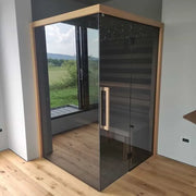 Savne Štrus Termo Pure Innensauna mit wärmebehandeltem Holz, Glastür und Holzbänken in modernem Wohnraum