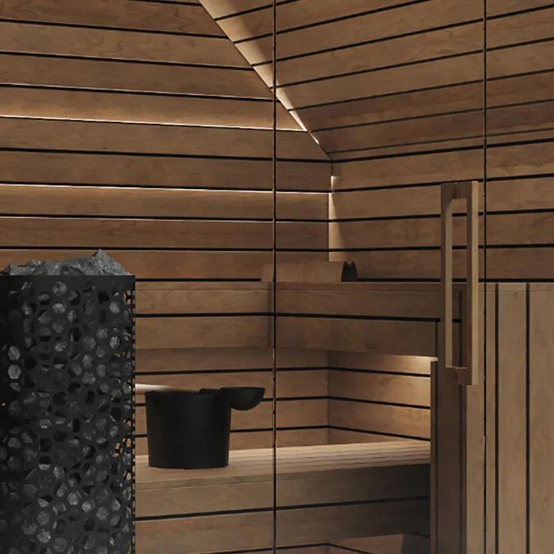 Termo Pure Innensauna von Savne Štrus - Innenraum mit wärmebehandeltem Holz, Holzbänken und schwarzem Ofen