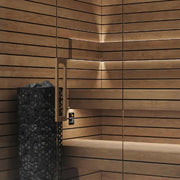 Termo Pure Innensauna - Wärmebehandeltes Holz von Savne Štrus: Innenraum mit horizontal verlegten Holzbänken und moderner Saunaofen-Steuerung