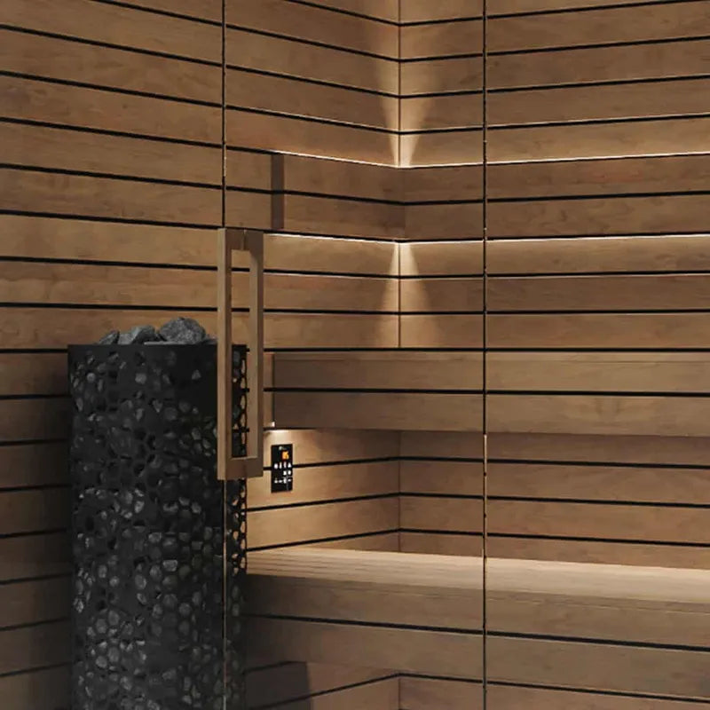 Termo Pure Innensauna - Wärmebehandeltes Holz von Savne Štrus: Innenraum mit horizontal verlegten Holzbänken und moderner Saunaofen-Steuerung