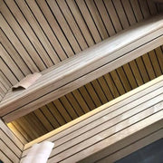Savne Štrus Termo Pure Innensauna - Wärmebehandeltes Holz mit sichtbaren Holzlamellen und Deckendetails