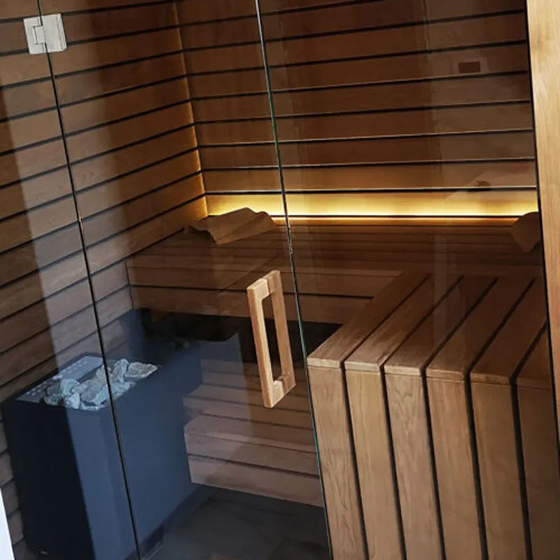 Termo Pure Innensauna von Savne Štrus mit wärmebehandeltem Holz, Innenansicht mit Holzbänken, LED-Beleuchtung und Saunaofen