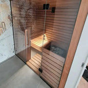 Savne Štrus Termo Pure Innensauna mit wärmebehandeltem Holz, Glasfront und Holzbänken im Innenraum