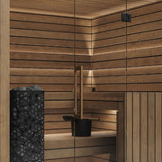 Savne Štrus Termo Pure Innensauna - Wärmebehandeltes Holz mit horizontalen Holzlamellen, schwarzem Saunaofen und Glastür