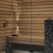 Termo Pure Innensauna von Savne Štrus mit wärmebehandeltem Holz, Innenansicht mit Holzbänken und Saunaofen