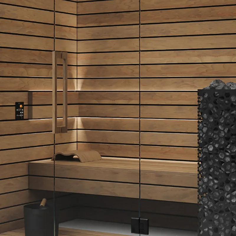 Termo Pure Innensauna von Savne Štrus mit wärmebehandeltem Holz, Innenansicht mit Holzbänken und Saunaofen
