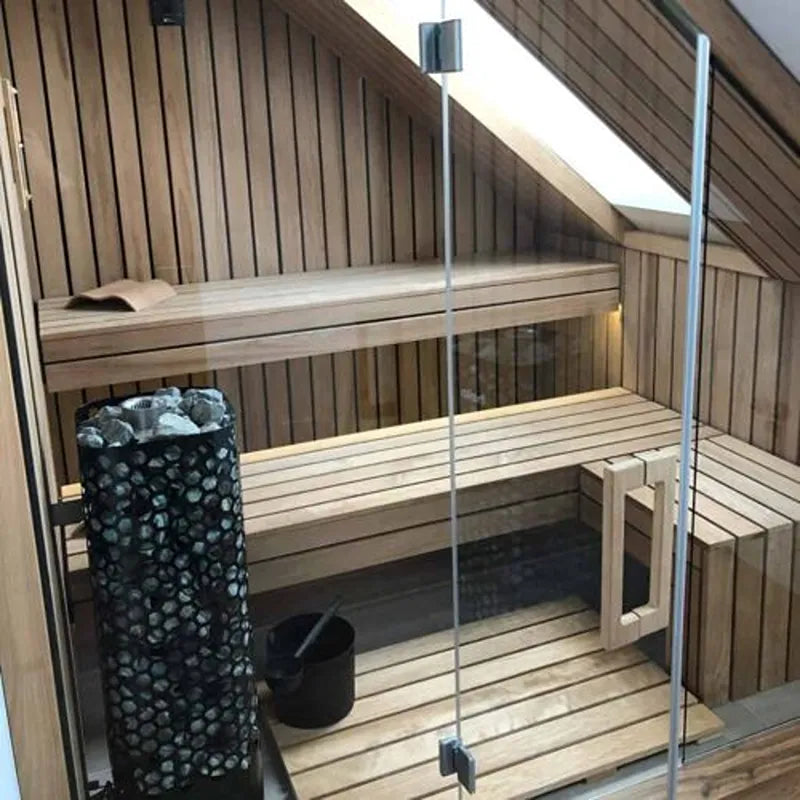 Termo Pure Innensauna von Savne Štrus mit wärmebehandeltem Holz, Innenraum mit Holzbänken und Saunaofen