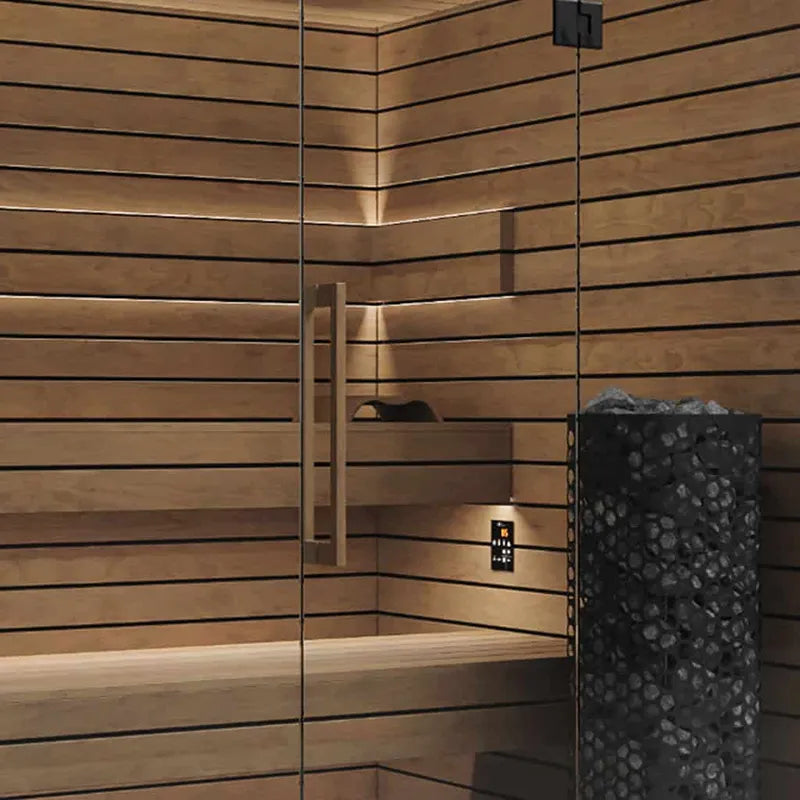 Termo Pure Innensauna von Savne Štrus mit wärmebehandeltem Holz, Innenraum mit Holzbänken und schwarzem Saunaofen