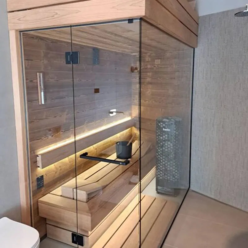 Savne Štrus Tyrol Innensauna - Alpenländisches Design mit Glasfront, Holzbank und LED-Beleuchtung im modernen Badezimmer