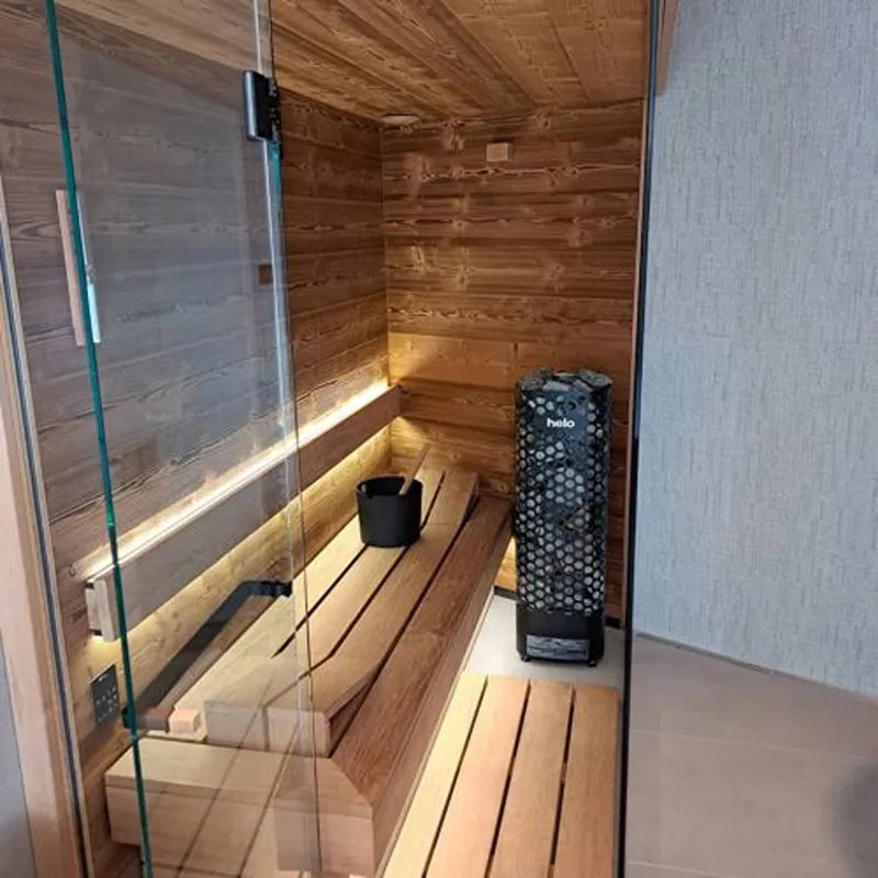 Savne Štrus Tyrol Innensauna - Alpenländisches Design mit Holzbänken, Glastür und Saunaofen in modernem Innenraum