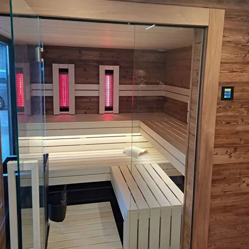 Savne Štrus Tyrol Innensauna - Alpenländisches Design mit Holzbanken, Infrarotpanelen und Glastür
