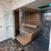 Savne Štrus Tyrol Innensauna - Alpenländisches Design mit Glasfront und Holzinnenraum in modernem Badezimmer
