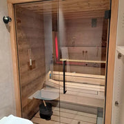 Savne Štrus Tyrol Innensauna - Alpenländisches Design mit Glastür, Holzbanken und moderner Infrarotwärmeschrank im Innenraum