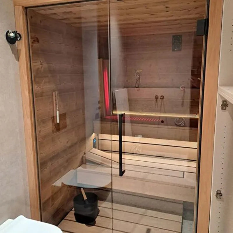 Savne Štrus Tyrol Innensauna - Alpenländisches Design mit Glastür, Holzbanken und moderner Infrarotwärmeschrank im Innenraum