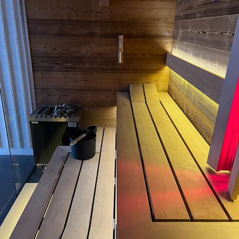 Savne Štrus Tyrol Innensauna - Alpenländisches Design mit Holzbänken, Saunaofen und warmer Beleuchtung
