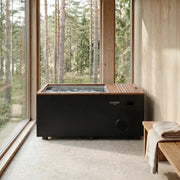 Swedish Cold Generation 4S Eisbad 190x78x87 mit Holzumrandung in modernem Wellness-Raum mit Waldblick