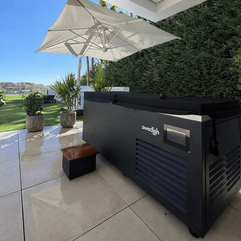 Swedish Cold Generation 4S Eisbad 190x78x87 auf Gartenterrasse mit Schirm und Bepflanzung